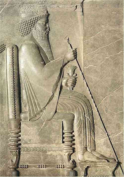 Relief van een Perzische koning misschien Darius of Xerxes op de muur van het paleis te Persepolis
